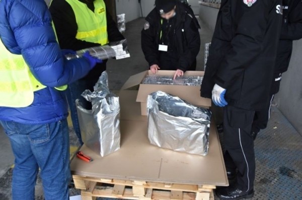 Польские таможенники нашли сигареты в газовозе из Беларуси Польские таможенники нашли сигареты в газовозе из Беларуси