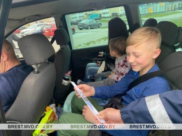 «Пристегнитесь к безопасности». В Бресте ГАИ проверила, как водители соблюдают правила перевозки пассажиров