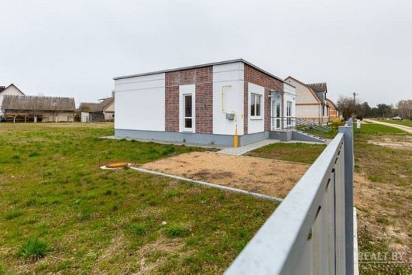 Строили для многодетных, но потом решили продать. Экспериментальные панельные коттеджи в Жабинке выставили на аукцион за $ 64 тысячи со старта Строили для многодетных, но потом решили продать. Экспериментальные панельные коттеджи в Жабинке выставили на аукцион за $ 64 тысячи со старта