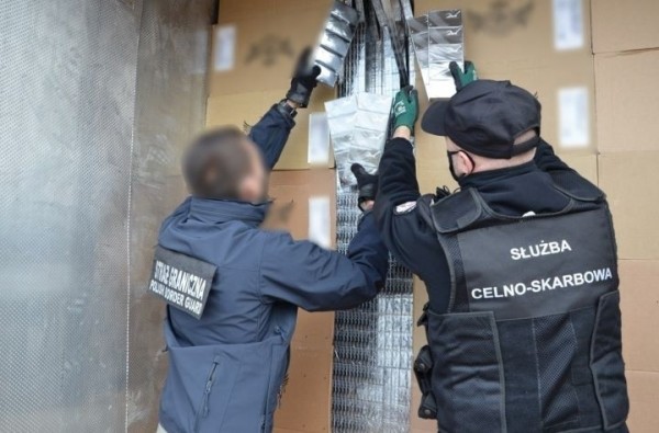 В Польше задержана крупнейшая в истории партия контрабандных сигарет из Беларуси