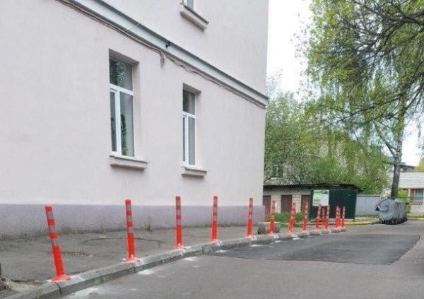 «Как в местах не столь отдаленных». В Бресте жильцы жаловались на авто перед подъездом, вопрос решили нестандартно