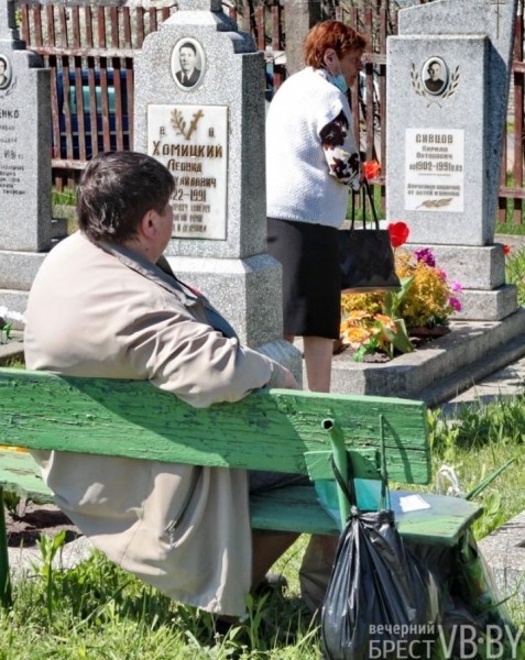 Жители Бреста на Радуницу пришли почтить память родных и близких. Фоторепортаж