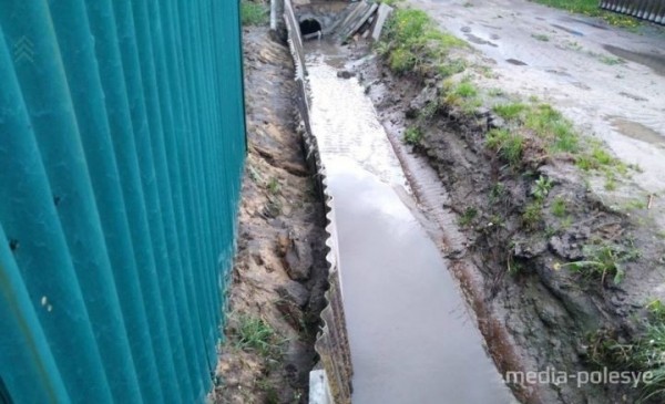 В центре Столина народ возводит дамбы