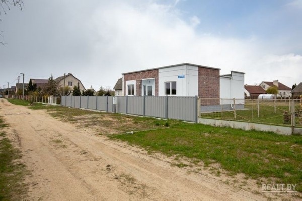 Строили для многодетных, но потом решили продать. Экспериментальные панельные коттеджи в Жабинке выставили на аукцион за $ 64 тысячи со старта Строили для многодетных, но потом решили продать. Экспериментальные панельные коттеджи в Жабинке выставили на аукцион за $ 64 тысячи со старта