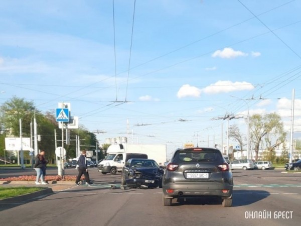 В Бресте на Московской серьёзно столкнулись автомобили.
             
                В Бресте на Московской серьёзно столкнулись автомобили.