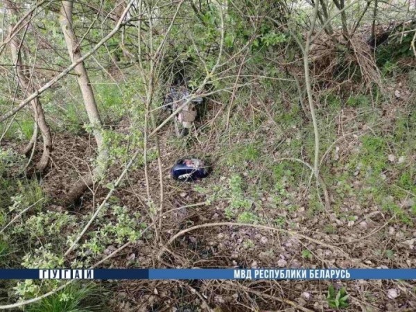 В Брестской области 16-летний мотоциклист снес знак и вылетел в кювет В Брестской области 16-летний мотоциклист снес знак и вылетел в кювет
