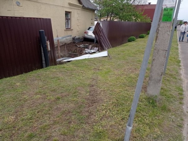 «Шум был такой на улице, что слышно было даже в соседнем доме». Renault снес забор и влетел в дом в Барановичах