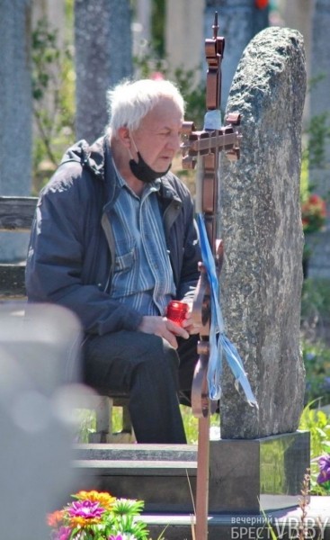 Жители Бреста на Радуницу пришли почтить память родных и близких. Фоторепортаж