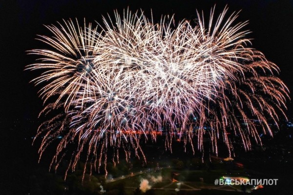 Праздничный салют в Бресте. Фото и видео
Праздничный салют в Бресте. Фото и видео