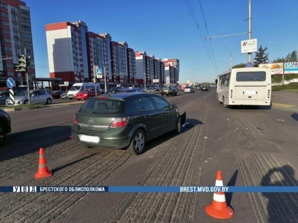 В Бресте водитель легковушки не уступил дорогу автобусу В Бресте водитель легковушки не уступил дорогу автобусу