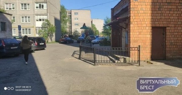 «Как в местах не столь отдаленных». В Бресте жильцы жаловались на авто перед подъездом, вопрос решили нестандартно