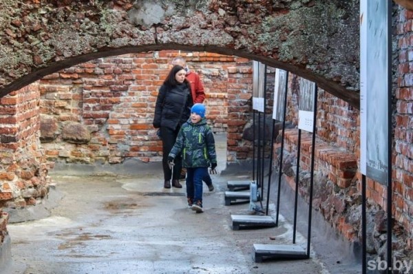 В руинах Белого дворца Брестской крепости открылась фотовыставка