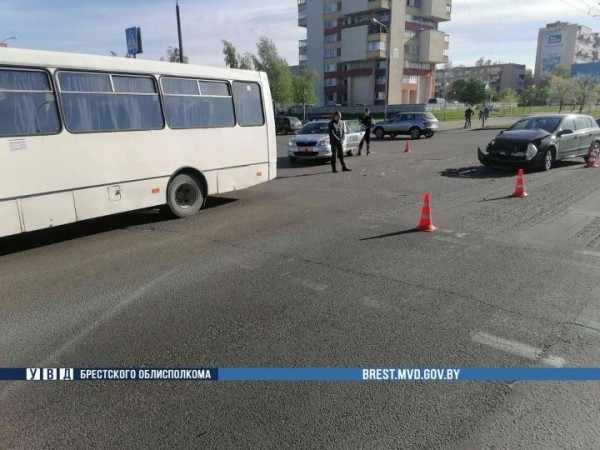 В Бресте водитель легковушки не уступил дорогу автобусу В Бресте водитель легковушки не уступил дорогу автобусу