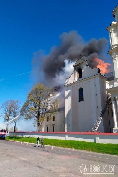 В Будславе горел один из красивейших костелов Беларуси. Появились фото с дрона