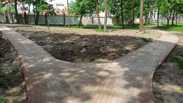 В Городском саду Бреста появилась еще одна дорожка
