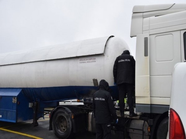 Польские таможенники нашли сигареты в газовозе из Беларуси Польские таможенники нашли сигареты в газовозе из Беларуси