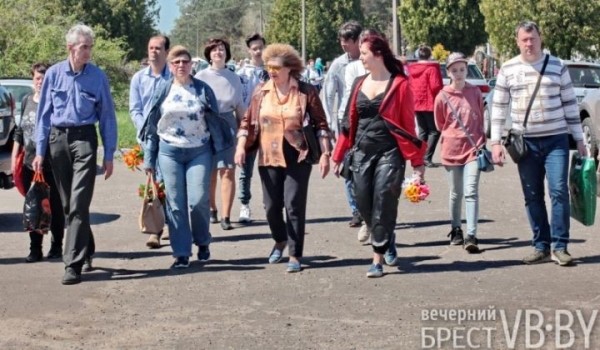 Жители Бреста на Радуницу пришли почтить память родных и близких. Фоторепортаж