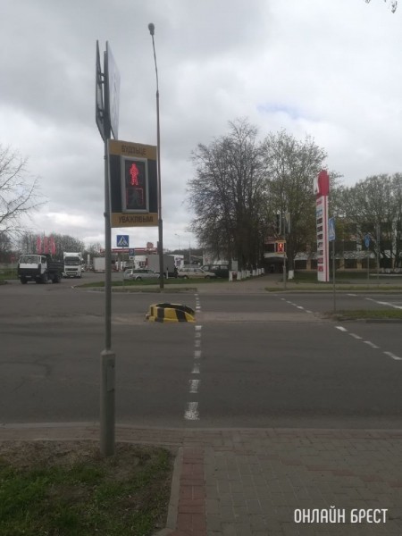 
                Сильный ветер или кто-то приложил усилия? Вот так развернуло светофор в Бресте на Лейтенанта Рябцева
            
