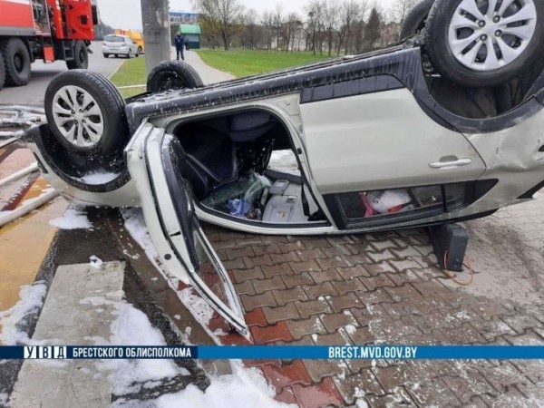 На въезде в Брест перевернулся автомобиль, в котором находился трехлетний ребёнок На въезде в Брест перевернулся автомобиль, в котором находился трехлетний ребёнок