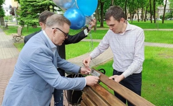 В Городском саду Бреста появилась еще одна именная скамейка