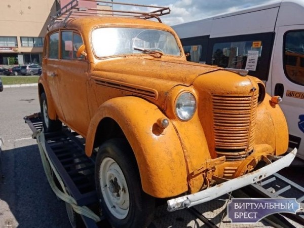 Смотрите, какой раритет стоит в Бресте у МРЭО ГАИ
             
                Смотрите, какой раритет стоит в Бресте у МРЭО ГАИ