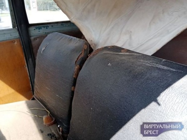 Смотрите, какой раритет стоит в Бресте у МРЭО ГАИ
             
                Смотрите, какой раритет стоит в Бресте у МРЭО ГАИ