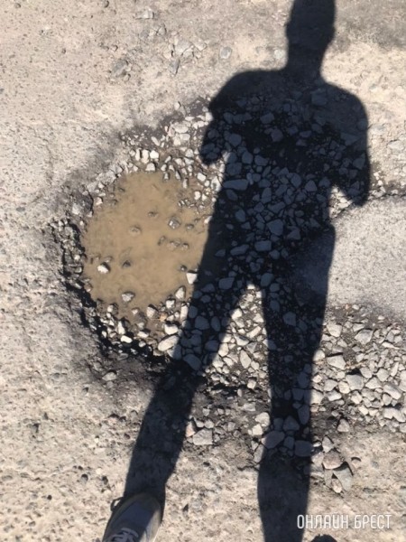 На Коммерческой в Бресте возле АЗС «Лукойл». Эти ямы здесь уже давно
             
                На Коммерческой в Бресте возле АЗС «Лукойл». Эти ямы здесь уже давно