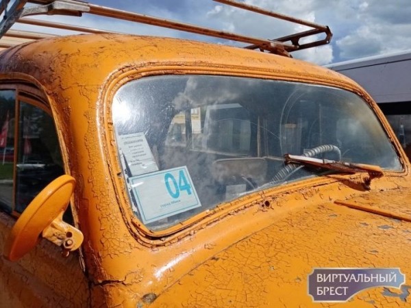 Смотрите, какой раритет стоит в Бресте у МРЭО ГАИ
             
                Смотрите, какой раритет стоит в Бресте у МРЭО ГАИ