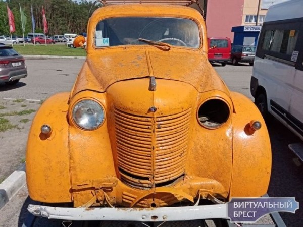 Смотрите, какой раритет стоит в Бресте у МРЭО ГАИ
             
                Смотрите, какой раритет стоит в Бресте у МРЭО ГАИ