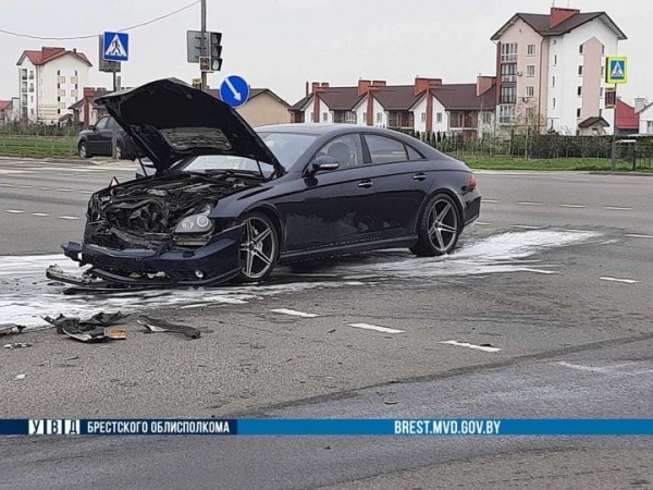 На въезде в Брест перевернулся автомобиль, в котором находился трехлетний ребёнок На въезде в Брест перевернулся автомобиль, в котором находился трехлетний ребёнок