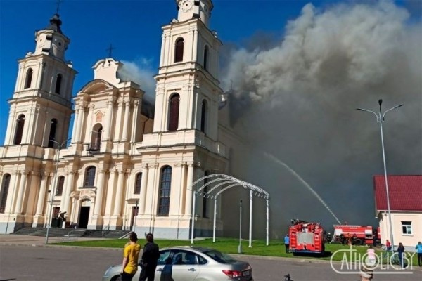 В Будславе горел один из красивейших костелов Беларуси. Появились фото с дрона