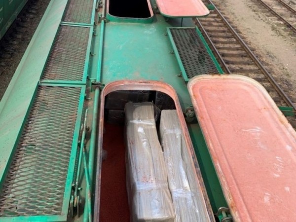 В Литве нашли белорусские сигареты на более чем 100 тыс. евро в вагоне с удобрениями