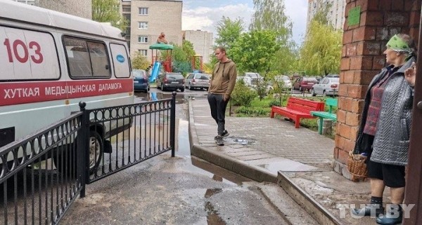 «Как в местах не столь отдаленных». В Бресте жильцы жаловались на авто перед подъездом, вопрос решили нестандартно
