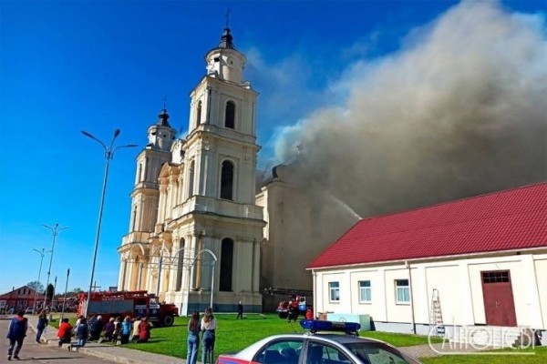 В Будславе горел один из красивейших костелов Беларуси. Появились фото с дрона