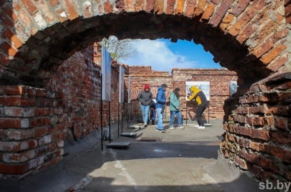 В руинах Белого дворца Брестской крепости открылась фотовыставка