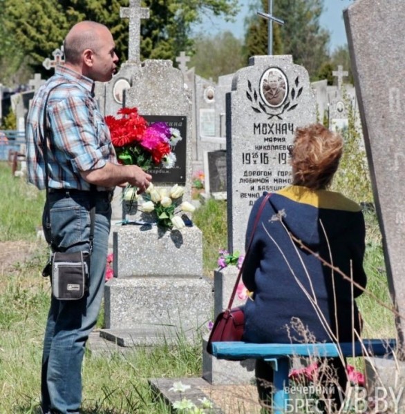 Жители Бреста на Радуницу пришли почтить память родных и близких. Фоторепортаж