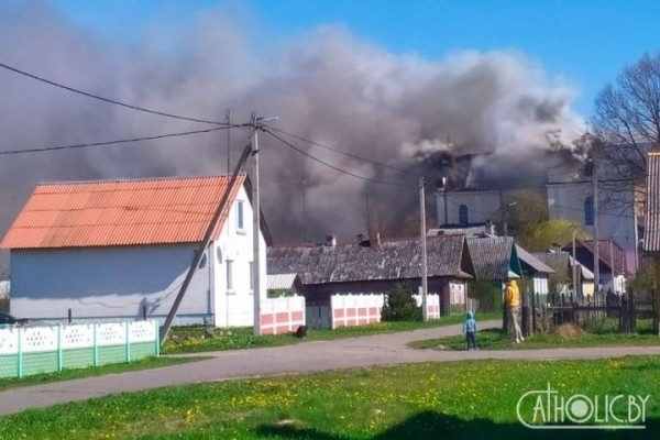 В Будславе горел один из красивейших костелов Беларуси. Появились фото с дрона