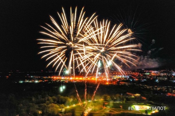 Праздничный салют в Бресте. Фото и видео
Праздничный салют в Бресте. Фото и видео