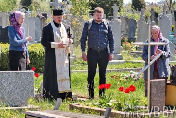 Жители Бреста на Радуницу пришли почтить память родных и близких. Фоторепортаж