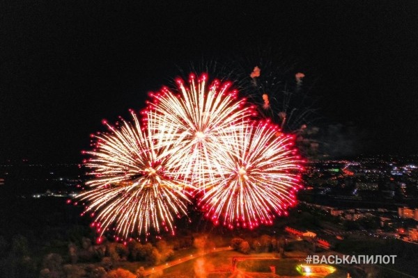 Праздничный салют в Бресте. Фото и видео
Праздничный салют в Бресте. Фото и видео