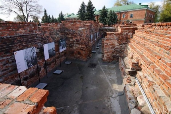 В руинах Белого дворца Брестской крепости открылась фотовыставка