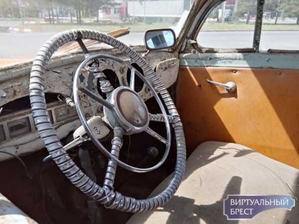 Смотрите, какой раритет стоит в Бресте у МРЭО ГАИ
             
                Смотрите, какой раритет стоит в Бресте у МРЭО ГАИ