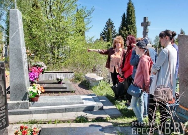 Жители Бреста на Радуницу пришли почтить память родных и близких. Фоторепортаж