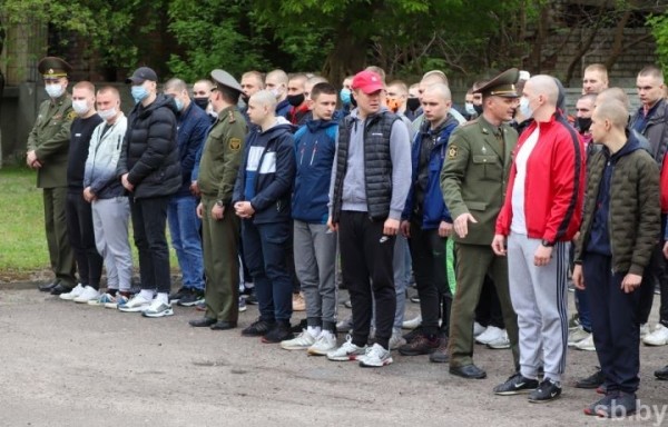 140 призывников из Брестчины отправились к месту своей срочной службы