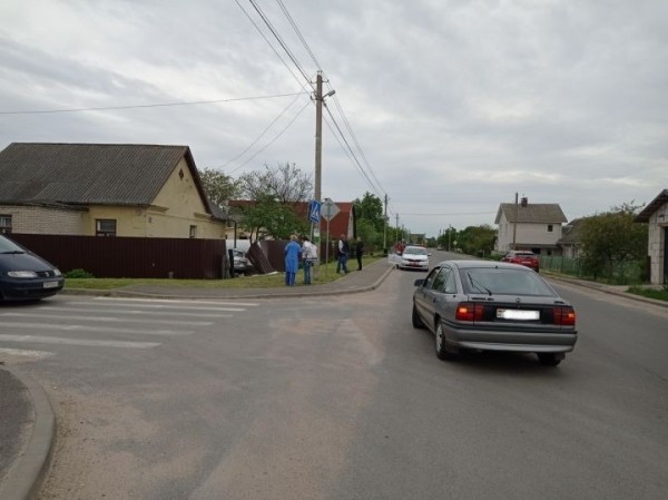 «Шум был такой на улице, что слышно было даже в соседнем доме». Renault снес забор и влетел в дом в Барановичах