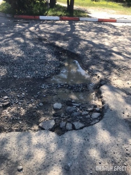 На Коммерческой в Бресте возле АЗС «Лукойл». Эти ямы здесь уже давно
             
                На Коммерческой в Бресте возле АЗС «Лукойл». Эти ямы здесь уже давно