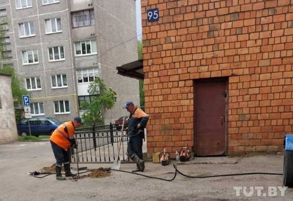 «Как в местах не столь отдаленных». В Бресте жильцы жаловались на авто перед подъездом, вопрос решили нестандартно
