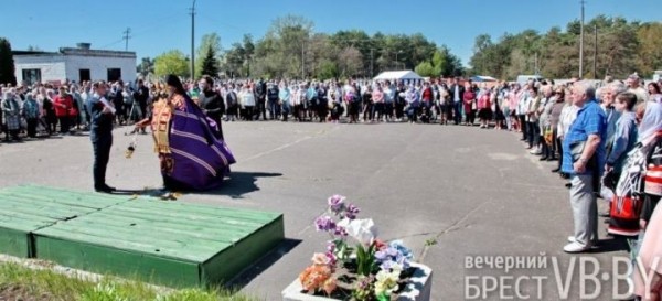 Жители Бреста на Радуницу пришли почтить память родных и близких. Фоторепортаж