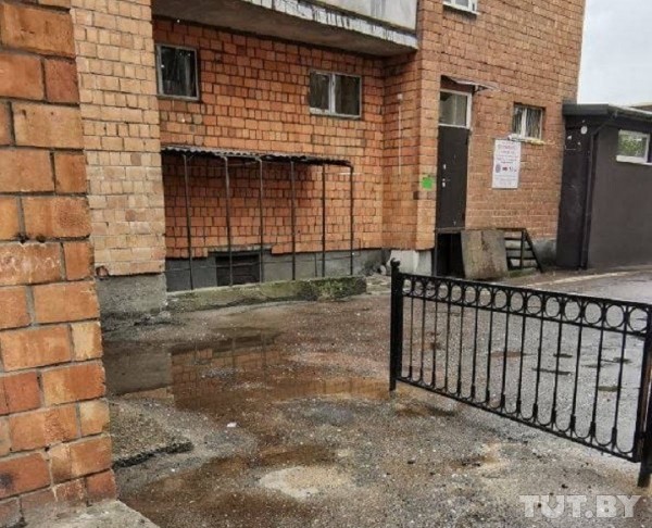 «Как в местах не столь отдаленных». В Бресте жильцы жаловались на авто перед подъездом, вопрос решили нестандартно