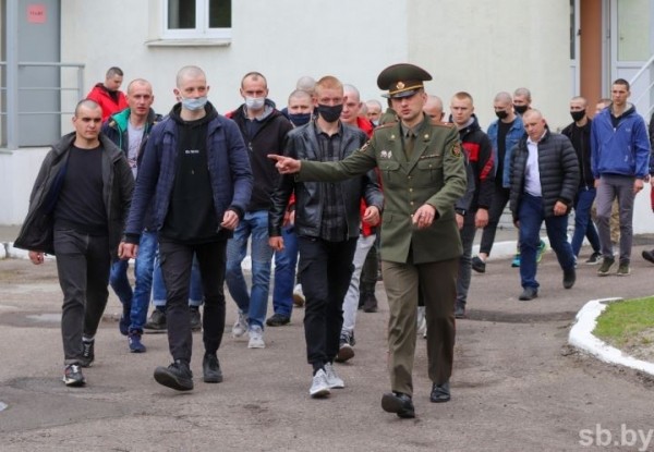 140 призывников из Брестчины отправились к месту своей срочной службы